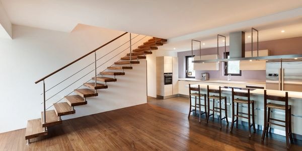 Hardwood floor staircase installation